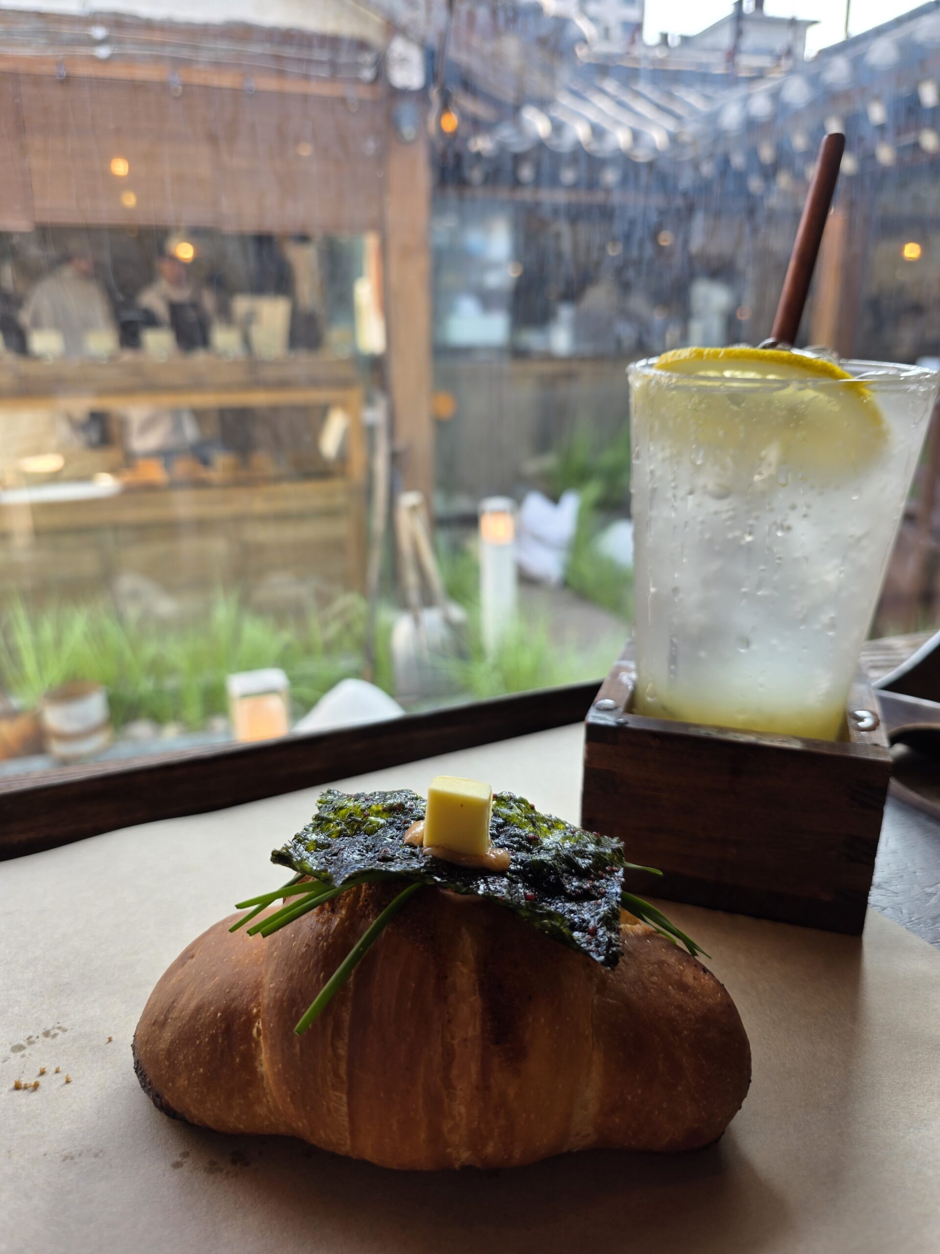 韓屋カフェのクロワッサンとレモネード