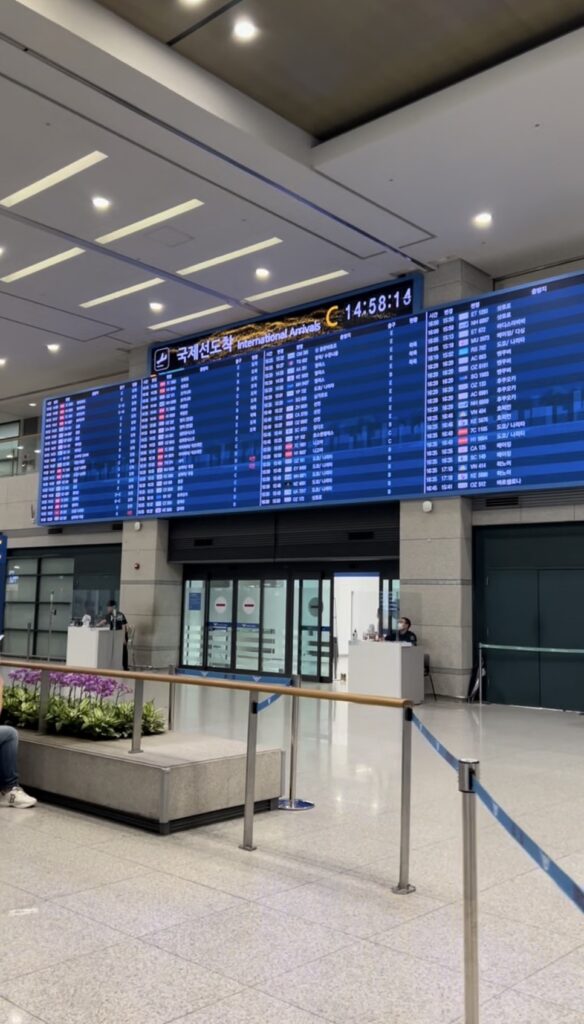 仁川空港の国際線到着ロビーの電光掲示板