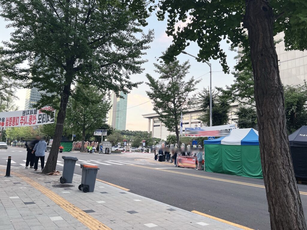 ソウルの街並みと歩道